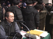 '반드시 결정한다!'  vs  '사회적교섭안폐기하라!'