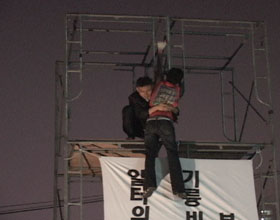 [영상] 기륭전자 앞, 골리앗(철제물) 쌓고 대치
