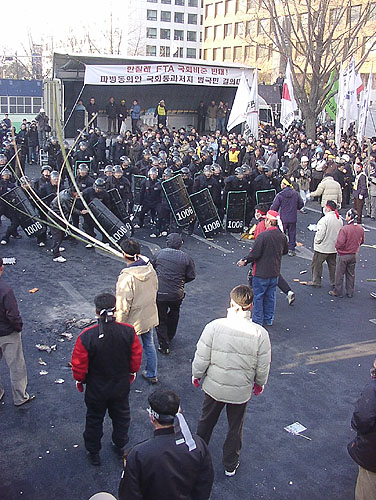 [영상속보②]잠들지 않는 여의도-공권력에 짓밟힌 농민들의 절규