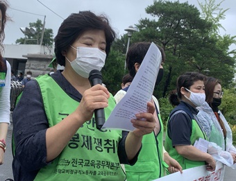 “학교 급식실은 ‘정지 장치’ 없는 컨베이어밸트”