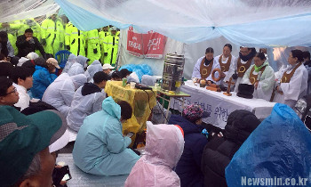 국방부, 사드기지 공사 장비 반입…충돌 15명 부상