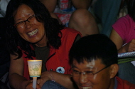 슬픔을 묻어놓고 다함께 하!하!하!
